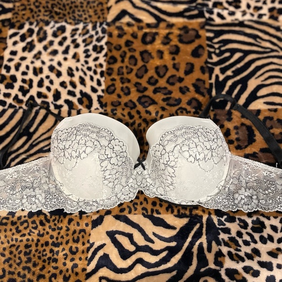 Victoria's Secret Other - Victoria’s Secret dream angels 36 DD bra, white and black lace